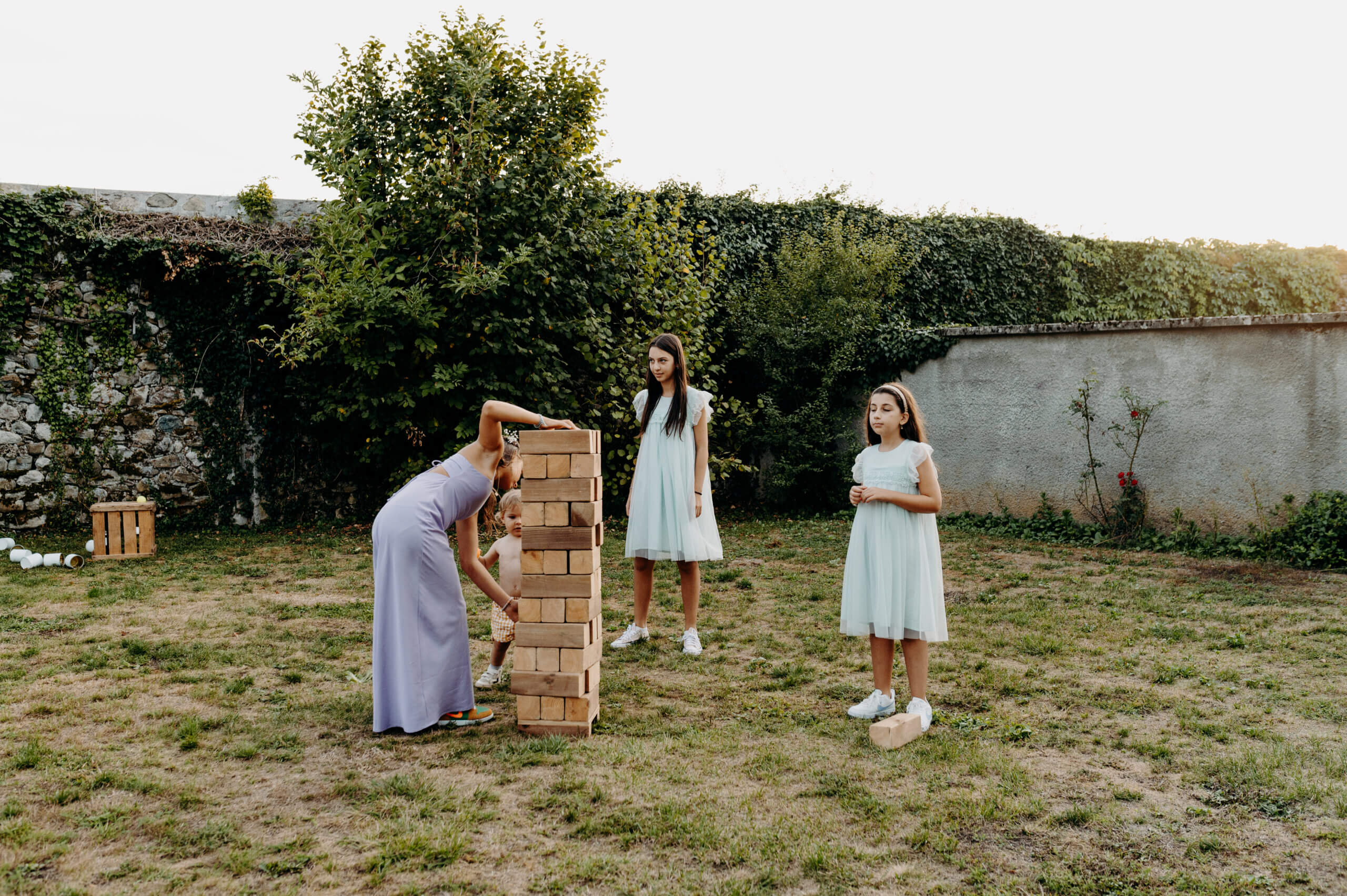 Labo N°3 2023.09.03 Enfants jouant au jenga géant pendant le vin d'honneur