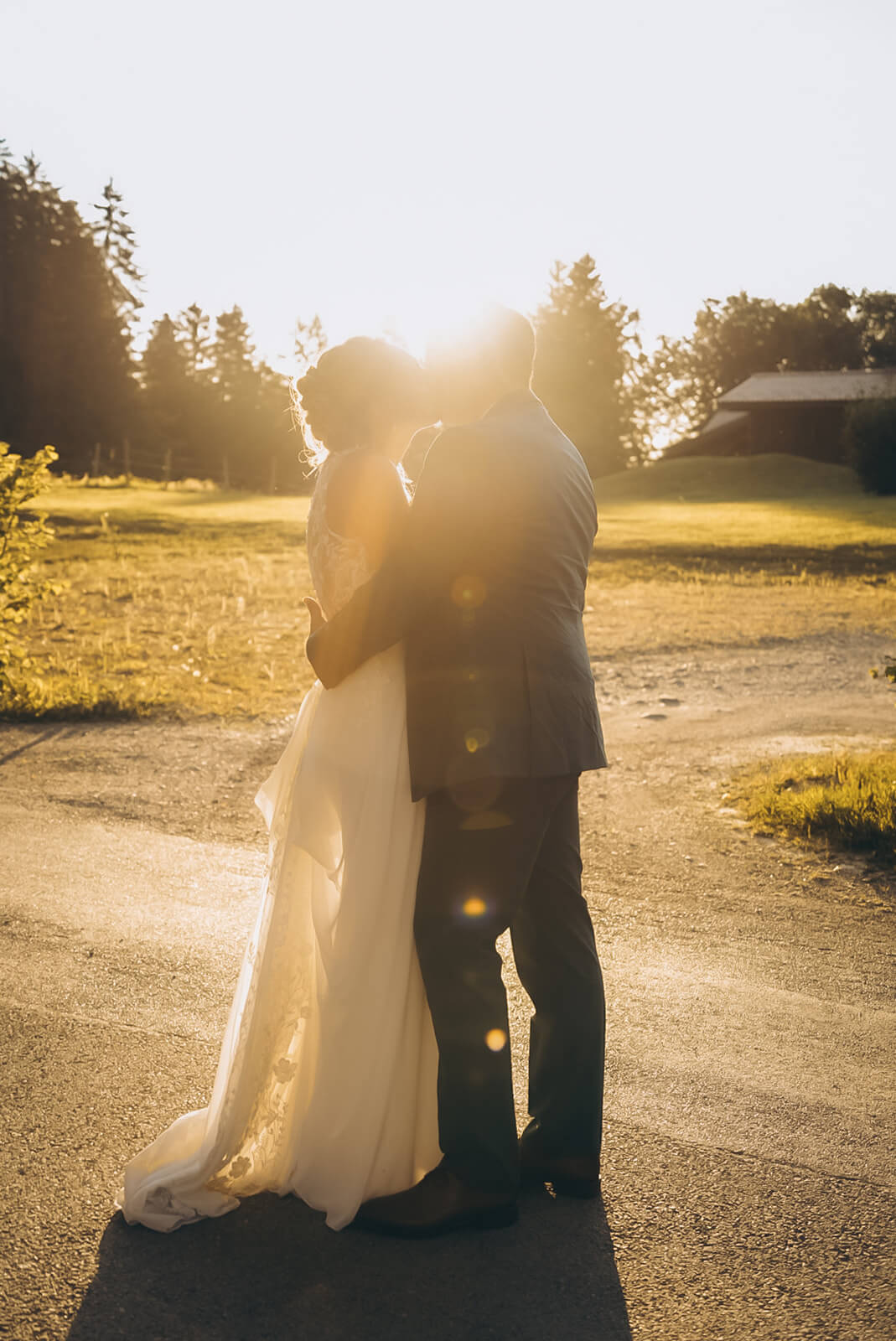 Photo de famille avec les mariés et leurs enfants