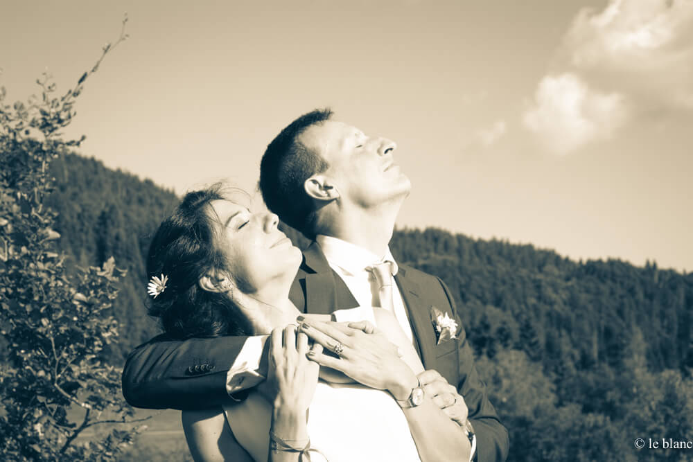 Enfants lançant des confettis à la sortie de l'église