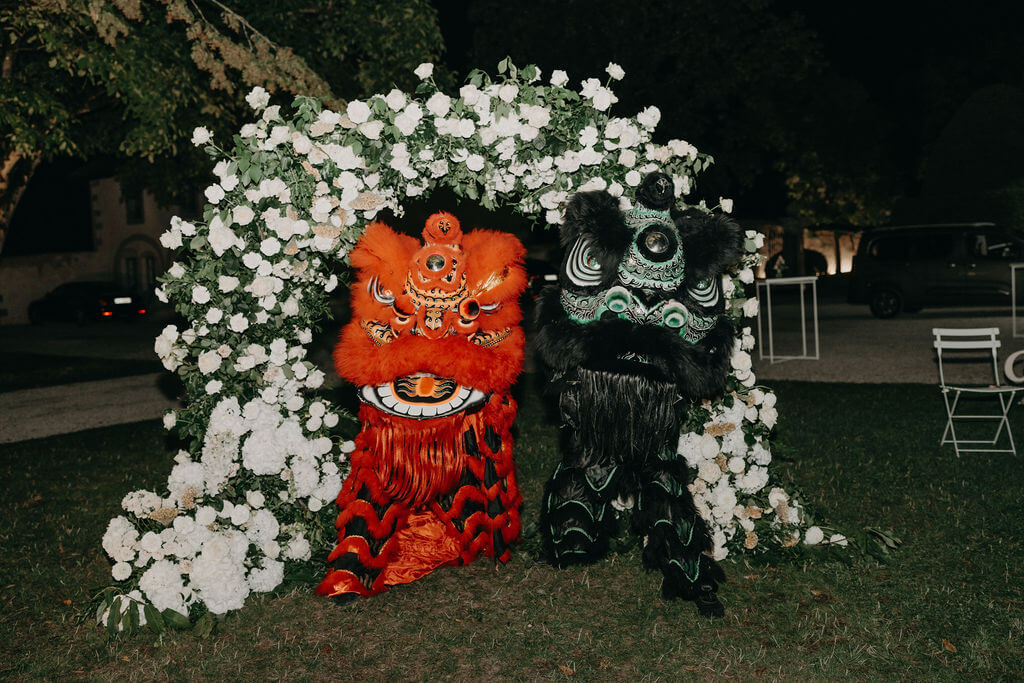 Enfants lançant des fleurs avant la cérémonie laïque