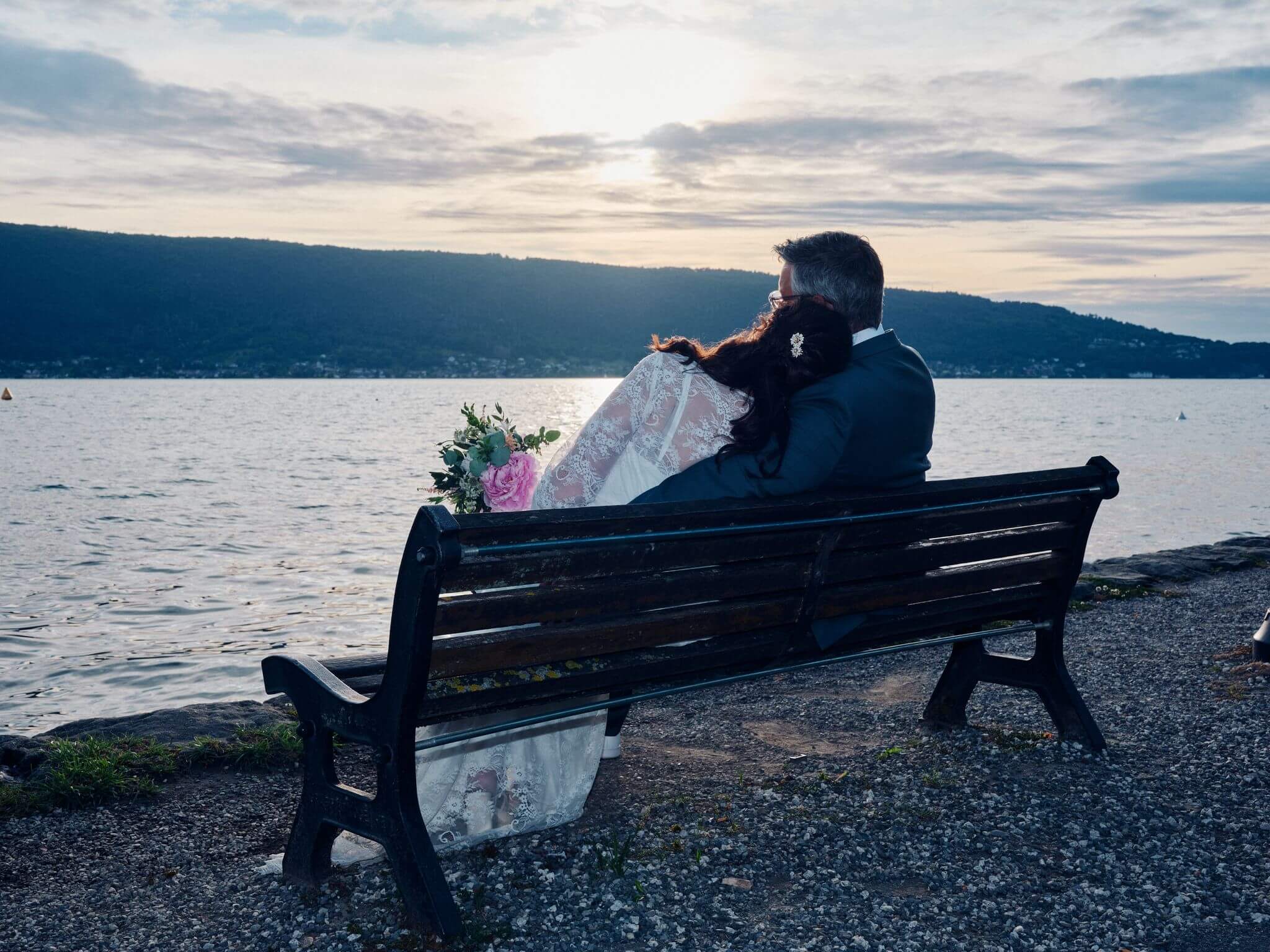 Enfants jouant au jenga géant pendant le vin d'honneur