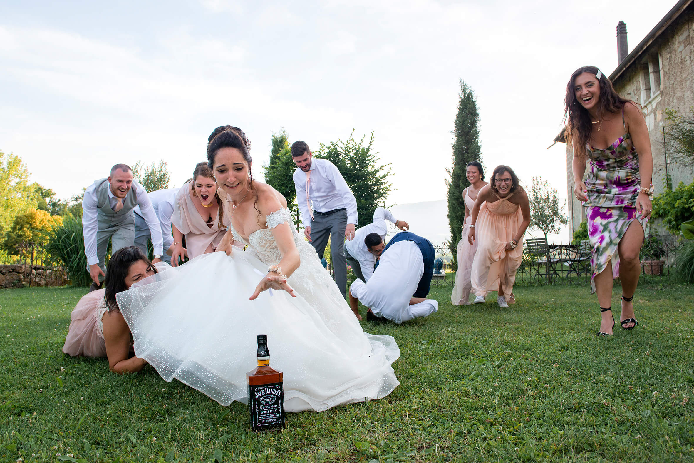 Enfants jouant au jenga géant pendant le vin d'honneur