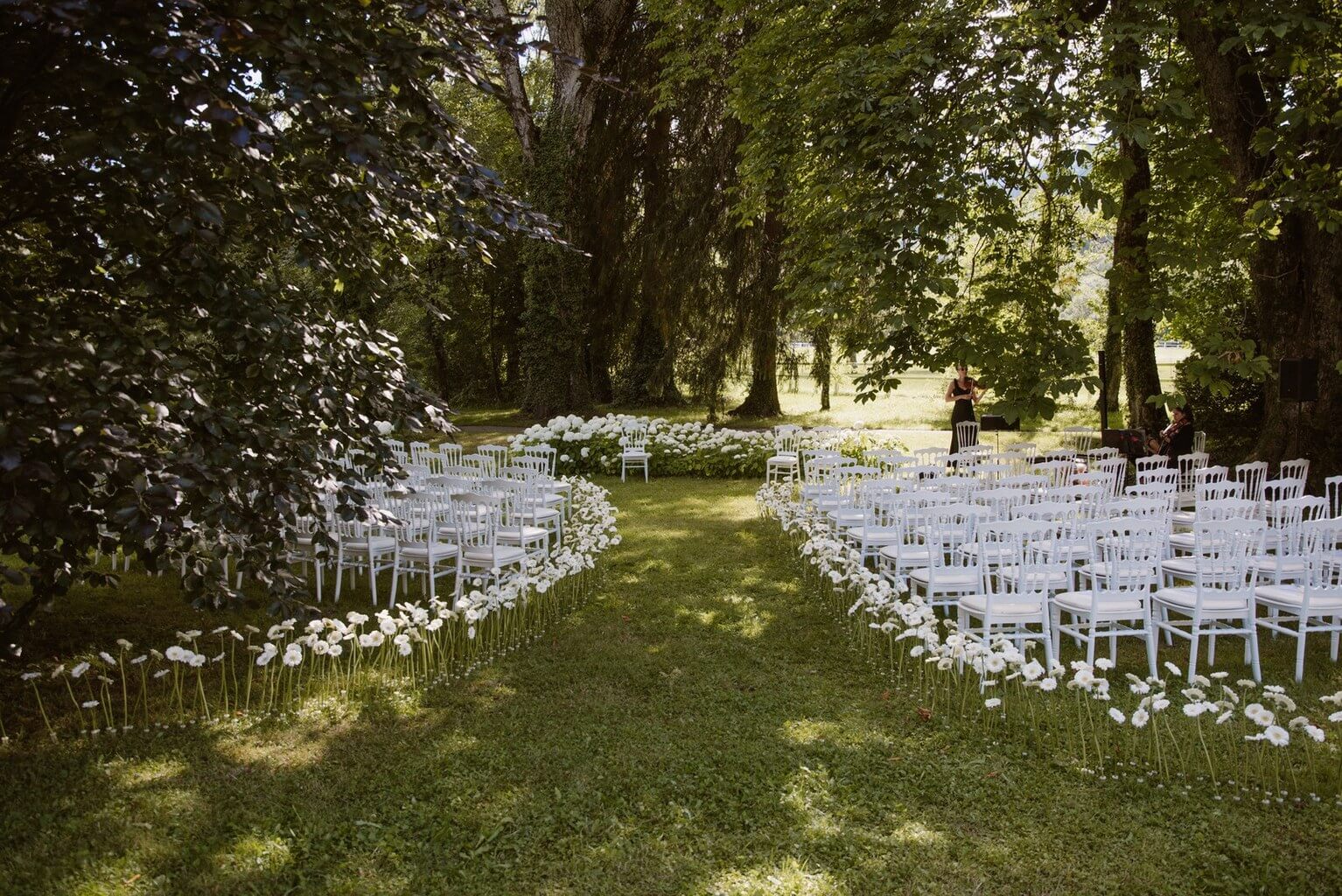 Enfants lançant des fleurs avant la cérémonie laïque
