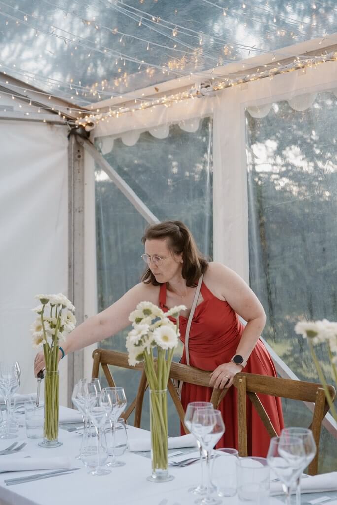 Enfant lançant des pétales de fleurs