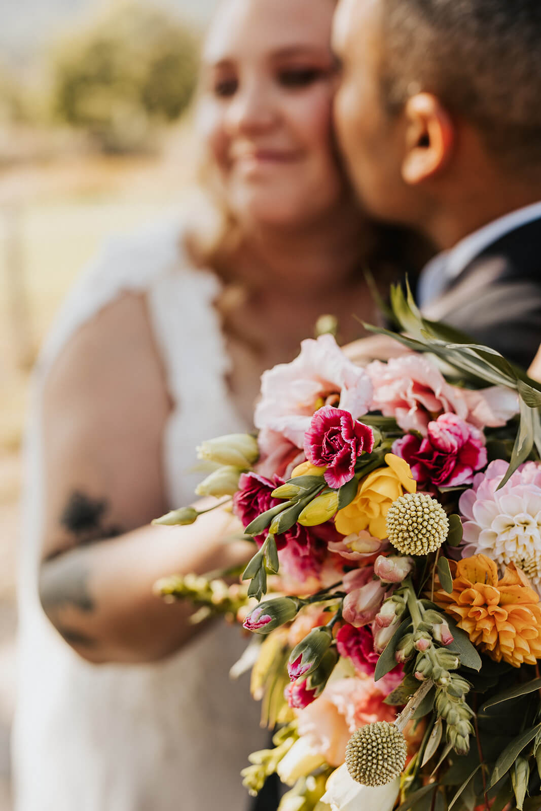 Photo de famille avec les mariés et leurs enfants